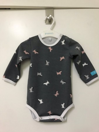 Body grå med små katter storlek 68, 215:-