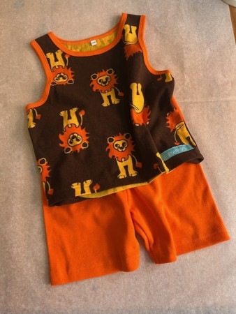 Set med Linne lejon, kortbyxor orange storlek 104, 290:-