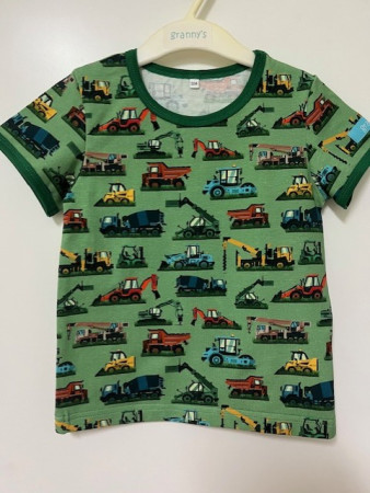 T-shirt grön arbetsfordon storlek 104, 190:-