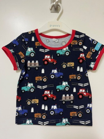T-shirt traktor på blå storlek 86, 190:-