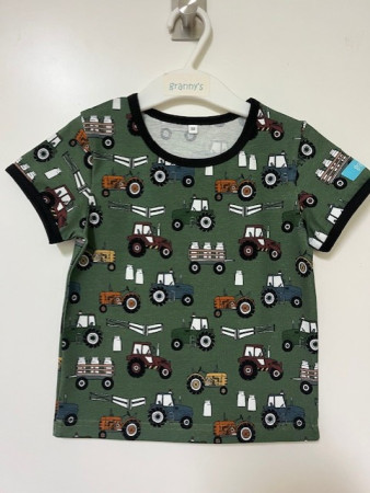 T-shirt traktor på grön storlek 98, 190:-