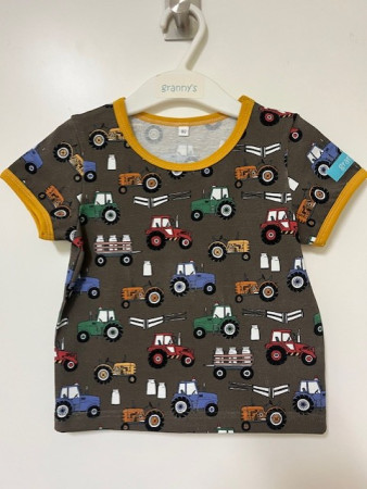 T-shirt traktor på brun storlek 92, 190:-